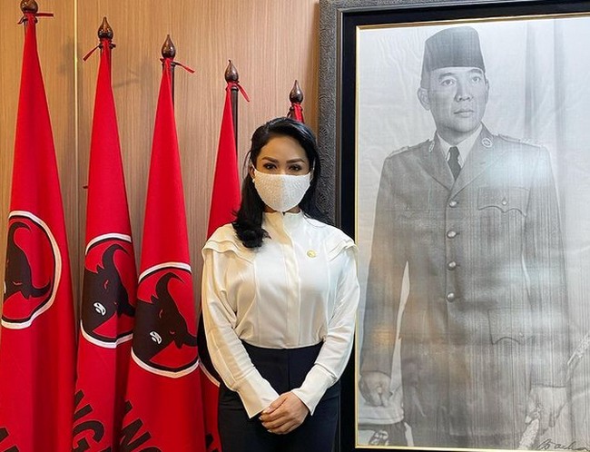 KD yang merupakan anggota DPR RI dari fraksi PDI itu tampil menggunakan blouse putih dengan celana hitam. Foto: dok. Instagram/@krisdayantilemos