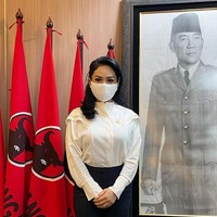 KD yang merupakan anggota DPR RI dari fraksi PDI itu tampil menggunakan blouse putih dengan celana hitam. Foto: dok. Instagram/@krisdayantilemos