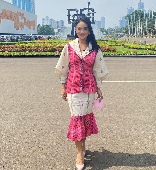 Krisdayanti kini terjun menjadi anggota DPR RI periode 2019-2024. Inilah gaya bersahaja KD dengan busana dari kain tenun. Dalam keterangan fotonya, diva pop Indonesia itu menjelaskan bahwa kini dia sudah mulai aktif bekerja dan mengikuti rapat di DPR. Foto: dok. Instagram/@krisdayantilemos