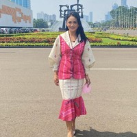 Krisdayanti kini terjun menjadi anggota DPR RI periode 2019-2024. Inilah gaya bersahaja KD dengan busana dari kain tenun. Dalam keterangan fotonya, diva pop Indonesia itu menjelaskan bahwa kini dia sudah mulai aktif bekerja dan mengikuti rapat di DPR. Foto: dok. Instagram/@krisdayantilemos