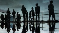 Pengelola membatasi pengunjung yang akan berada di lantai kaca dengan pemandangan kawasan Pondok Indah.  