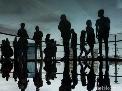 Lantai Kaca PIM 3 Diserbu Warga