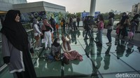 Pengunjung hanya perlu bersabar untuk bergiliran agar tidak melanggar protokol kesehatan.  