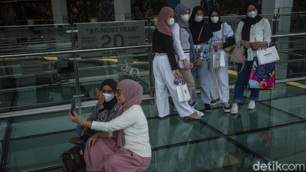 Pengelola membatasi pengunjung yang akan berada di lantai kaca dengan pemandangan kawasan Pondok Indah.  Pengelola membatasi pengunjung yang akan berada di lantai kaca dengan pemandangan kawasan Pondok Indah. Â
