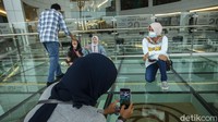 Untuk masuk ke PIM 3 juga ada pemeriksaan awal di pintu masuk. Petugas akan memeriksa suhu tubuh terlebh dahulu.   
