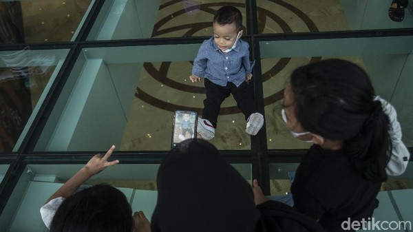 Pondok Indah Mall beroperasi dari pukul 10 pagi hingga 21 malam.  