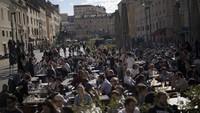 Café de Flore merupakan salah satu kafe terkenal yang ada di kawasan Saint-Germain des Près, Paris. Kafe ini mulai beroperasi kembali pada Rabu (19/5/2021), setelah kurang lebih enam bulan harus tutup lantaran pandemi COVID-19. AP Photo/Daniel Cole  