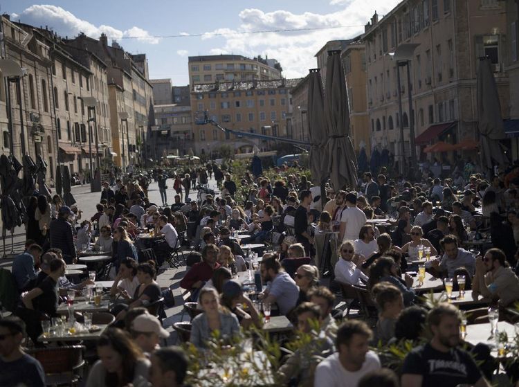 Lockdown Dibuka, Warga Prancis Asik Nongkrong Lagi