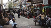 Diketahui sepuluh menit setelah pembukaannya kafe ini, setiap kursi yang ada di kafe legendaris itu penuh terisi. AP Photo/Lewis Joly  
