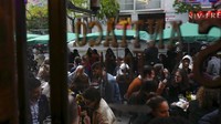 Hal yang sama juga terjadi pada kafe kafe yang ada di sekitarnya. Kursi-kursi yang tersedia langsung diambil alih para pelanggan. AP Photo/Rafael Yaghobzadeh  