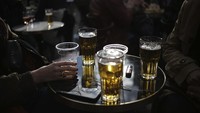Namun setiap meja di cafe dan restoran harus dibatasi maksimal enam orang. AP Photo/Lewis Joly  
