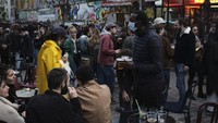 Para pemilik usaha berterima kasih kepada pemerintah Prancis yang telah mengizinkan kafe-kafe yang ada di Prancis untuk kembali beroperasi. AP Photo/Lewis Joly  