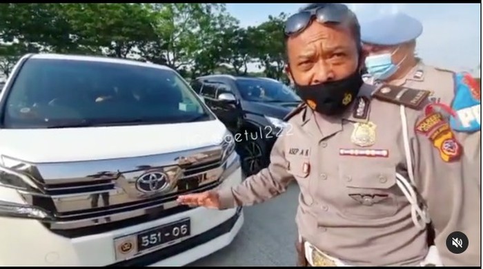 Mobil Pakai Pelat Khusus DPR