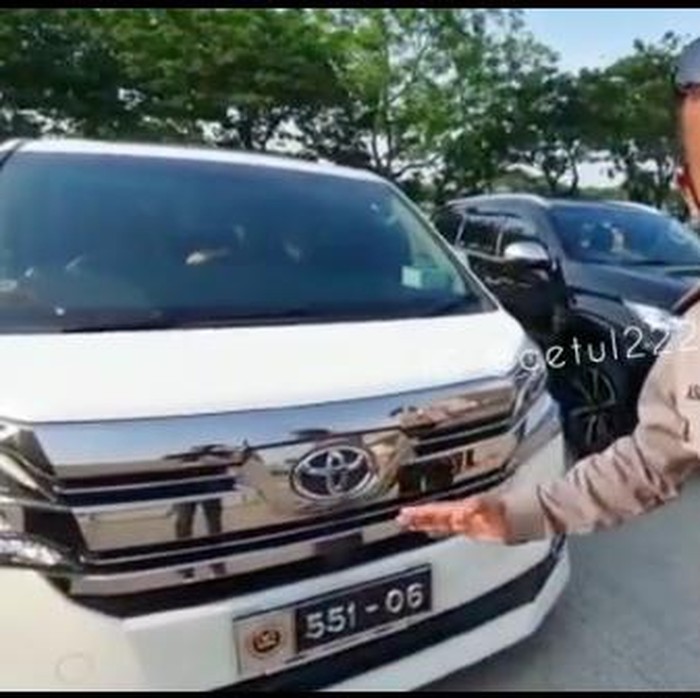 Mobil Pakai Pelat Khusus DPR