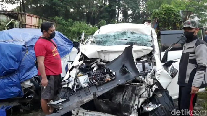 Mobil Pemudik Tabrak Truk di Tol Cipularang