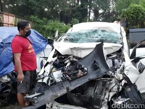 Mobil Pemudik Tabrak Truk di Tol Cipularang, Satu Orang Tewas