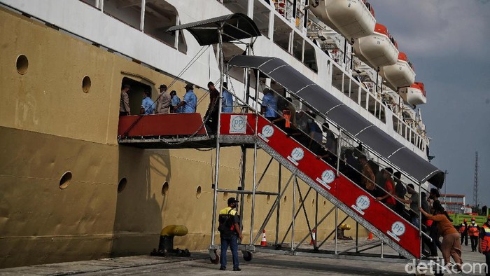 Penumpang turun dari Kapal Pelni KM Dorolonda yang tiba di Terminal Nusantara Pura Pelabuhan Tanjung Priok, Jakarta Utara, Kamis (20/5).