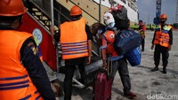 Kapal ini membawa 71 penumpang yang dari Surabaya.