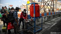 Terlihat hanya 71 penumpang saja yang turun dengan membawa kardus tas serta oleh-oleh. 