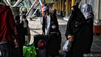 Selain itu terlihat pemudik anak-anak yang ceria ketika tiba di Jakarta.