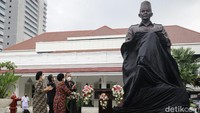 Mega menyampaikan monumen Bung Karno di Lemhanas ini dibuat lebih besar dari yang ada di Blitar. Patung itu berbahan logam campuran.