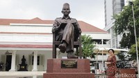Dia mengungkap Bung Karno gemar membaca buku, sehingga bentukan monumen memperlihatkan Bung Karno duduk memegang buku. Dibuatnya Monumen Bung Karno ini juga sebagai ikon Lemhanas yang merupakan lembaga pendidikan bagi para calon pemimpin bangsa.