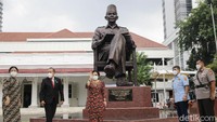 Lebih lanjut Mega menjelaskan monumen tersebut memiliki beberapa makna yang mendalam.
