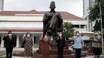 Momen Megawati Resmikan Patung Bung Karno di Lemhanas