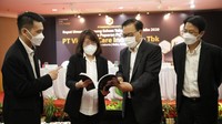 Direktur Operasional Sumardi Widjaja PT Victoria Care Indonesia Tbk berbincang dengan Direktur Keuangan Henny Soetanto, Direktur Utama Billy Hartono Salim dan Komisaris Luhur Iwan Hernadi  sela-sela acara Rapat Umum Pemegang Saham Tahunan di Jakarta, Rabu (19/5/2021). 