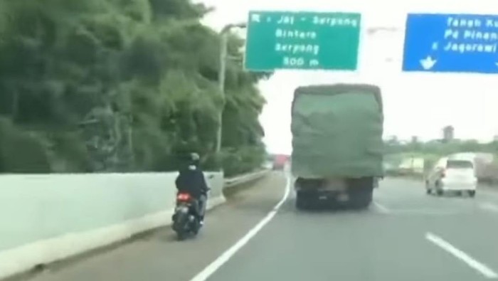 Motor masuk Tol JORR, Rabu (19/5/2021). Foto tangkapan layar video IG @warungjurnalis