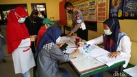 Warga mengantre untuk mendaftar tes swab antigen. Mereka harus menjalani tes antigen usai melakukan perjalanan saat libur lebaran 2021.