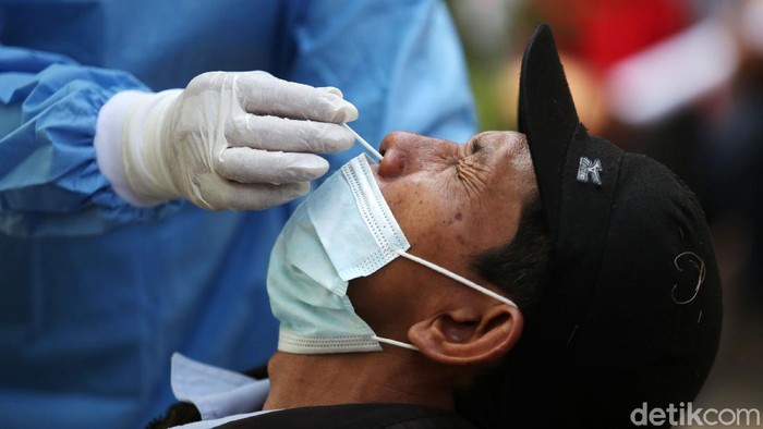 Pemudik Jalani Tes Antigen di Polsek Bekasi Selatan Warga yang baru kembali dari kampung halaman menjalani tes swab antigen di Polsek Bekasi Selatan, Kamis (20/5/2021). Sebanyak 50 warga pemudik menjalani tes antigen dan dinyatakan 1 orang reaktof COVID 19. Polsek Bekasi Selatan menyediakan 50 alat tes swab antigen setiap hari hingga awal Juni 2021.