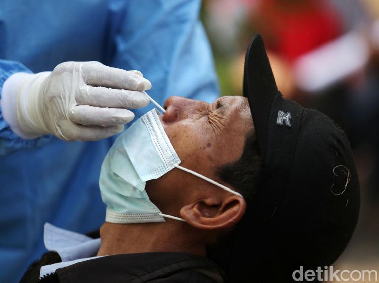 Pemudik Jalani Tes Antigen di Polsek Bekasi Selatan