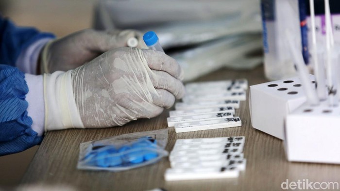 Warga yang baru kembali dari kampung halaman menjalani tes swab antigen di Polsek Bekasi Selatan, Kamis (20/5/2021). Sebanyak 50 warga pemudik menjalani tes antigen dan dinyatakan 1 orang reaktof COVID 19. Polsek Bekasi Selatan menyediakan 50 alat tes swab antigen setiap hari hingga awal Juni 2021.