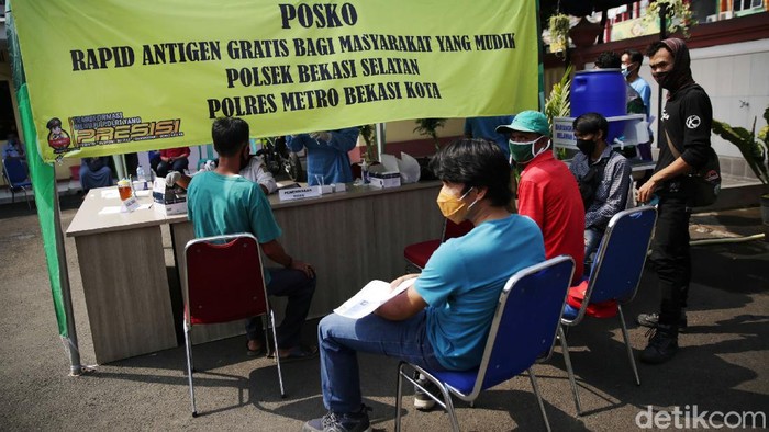 Warga yang baru kembali dari kampung halaman menjalani tes swab antigen di Polsek Bekasi Selatan, Kamis (20/5/2021). Sebanyak 50 warga pemudik menjalani tes antigen dan dinyatakan 1 orang reaktof COVID 19. Polsek Bekasi Selatan menyediakan 50 alat tes swab antigen setiap hari hingga awal Juni 2021.