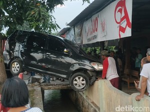 Mobil Ini Nangkring di Pagar Warga Karanganyar, Bagaimana Ceritanya?