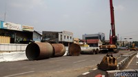 Alat berat terus bekerja untuk merampungkan proyek Flyover Soekarno Hatta di Kota Bandung, Jawa Barat, Kamis (20/5/2021).
