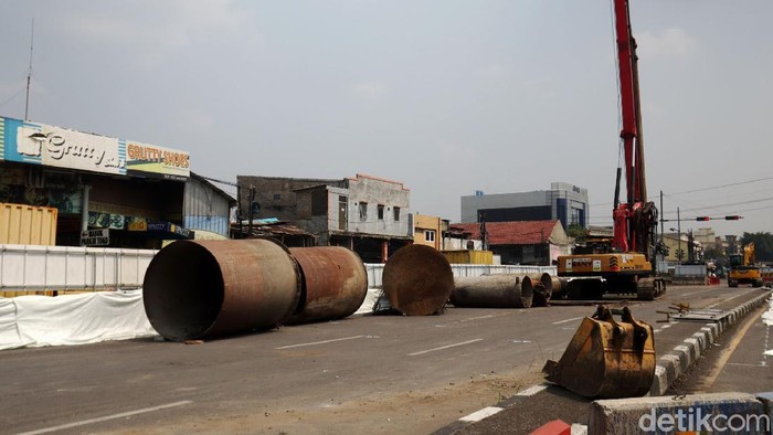 Pembangunan Fly Over Soekarno Hatta, Kota Bandung dikebut, Kamis (20/5/2021). Progres pembangunan jalan layang ini, sudah mencapai pemasangan rangka besi untuk tiang penyangga jalan layang ini.
