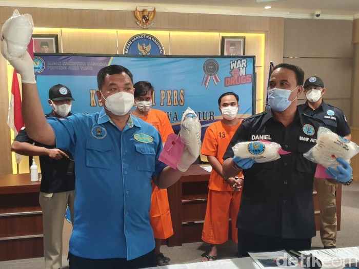 Badan Narkotika Nasional Provinsi (BNNP) Jatim membongkar kasus narkotika di Surabaya. Empat kilogram sabu diamankan dari dua tersangka.