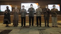 Direktur Utama PT Bank Syariah Indonesia Tbk, Hery Gunardi menerima Surat Keputusan Unit Pengumpul Zakat BAZNAS PT Bank Syariah Indonesia Tbk sekaligus penetapan Penasehat dan Pengurus UPZ BAZNAS BSI periode 2021 – 2026 dari Ketua BAZNAS, Noor Achmad di Jakarta, Kamis (20/5).
