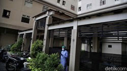Petugas medis melakukan swab antigen kepada pemudik di kawasan hunian vertikal Apartemen Gading Nias, Kelapa Gading, Jakarta Utara, Kamis (20/5).