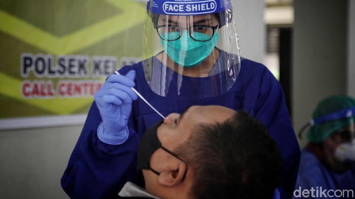 Penghuni Apartemen Jadi Sasaran Tes Swab Antigen Usai Mudik Petugas tenaga kesehatan melakukan swab antigen kepada pemudik di kawasan hunian vertikal Apartemen Gading Nias, Pengangsaan Dua, Kelapa Gading, Jakarta Utara, Kamis (20/5).
