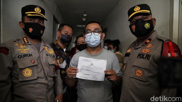 Petugas tenaga kesehatan melakukan swab antigen kepada pemudik di kawasan hunian vertikal Apartemen Gading Nias, Pengangsaan Dua, Kelapa Gading, Jakarta Utara, Kamis (20/5).