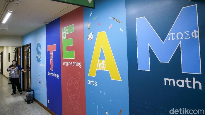 Persiapan Menyambut Sekolah Hybrid Learning Periode hybrid learning akan segera diaplikasikan. Hal ini berarti proses pembelajaran akan dilaksanakan dalam dua metode bersamaan, daring dan tatap muka.