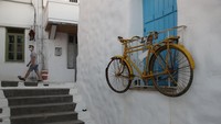 Seorang pria terlihat melintas di jalanan Chora, Pulau Aegean, Yunani. Dengan hutang yang menumpuk, negara-negara Eropa selatan berlomba untuk membuka kembali gerbang pariwisata mereka, meskipun ada penundaan dalam peluncuran sertifikat perjalanan yang direncanakan ke seluruh Uni Eropa. AP Photo/Thanassis Stavrakis  