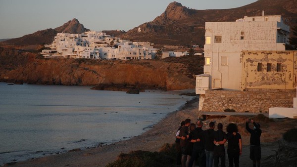Sebuah perusahaan turis berpose untuk foto saat matahari terbenam di Chora, di pulau Aegean Naxos, Yunani. AP Photo/Thanassis Stavrakis  