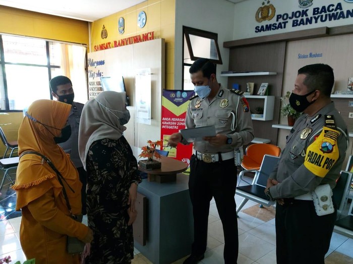 Polresta Banyuwangi Berikan SIM dan Pembuatan Duplikat STNK Gratis Kepada Keluarga Kru KRI-Nanggala 402