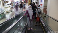 Warga juga wajib memakai masker saat akan berbelanja.