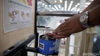 Selain tempat cuci tangan, pihak pengelola juga menyediakan hand sanitizer.
