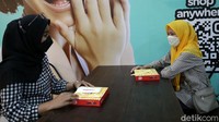 Untuk mencegah penularan COVID 19, pengelola pusat perbelanjaan menerapkan protokol kesehatan dengan ketat.